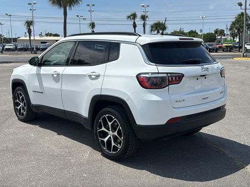 Used 2024 Jeep Compass Latitude AWD/4WD image 4