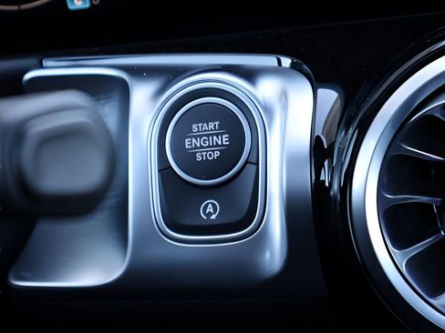 Certified 2025 Mercedes-Benz GLB 250 4MATIC image 28