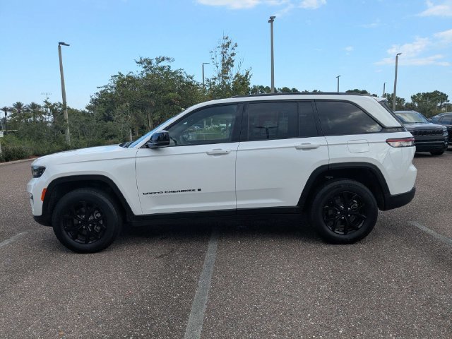 Used 2025 Jeep Grand Cherokee Altitude AWD/4WD image 7