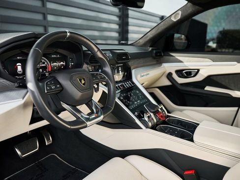 Used 2021 Lamborghini Urus image 2