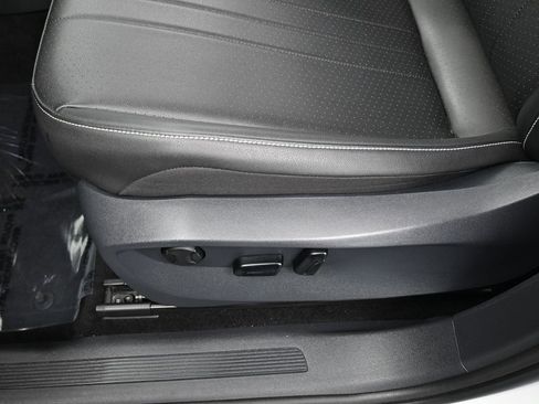 Used 2023 Volkswagen Tiguan SE image 15