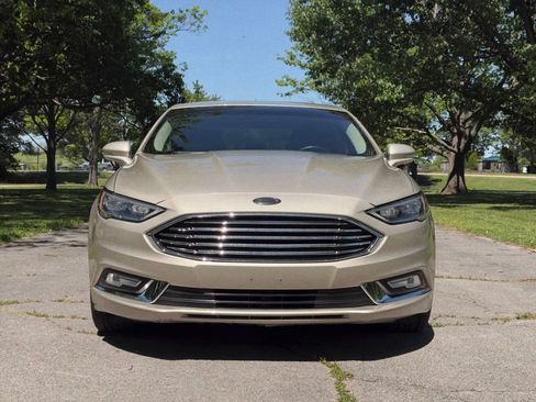 Used 2017 Ford Fusion SE w/ Fusion SE Technology Package FWD image 2