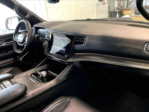 Used 2024 Jeep Wagoneer L Series II w/ Flexible Seating Group image 14