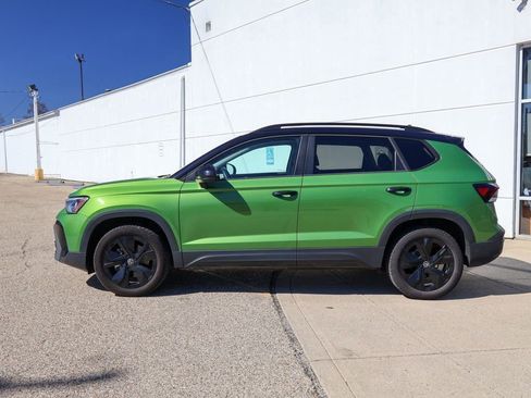 Certified 2025 Volkswagen Taos SE image 2