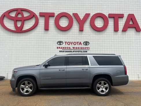 Used 2019 Chevrolet Suburban LT w/ Luxury Package image 3