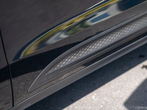 Certified 2024 Porsche Macan AWD/4WD image 10