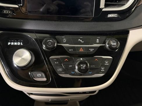 Used 2018 Chrysler Pacifica Touring-L w/ Premium Audio Group FWD image 24