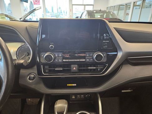 Used 2023 Toyota Highlander XLE AWD/4WD image 18