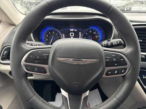 Used 2023 Chrysler Pacifica Touring-L image 10