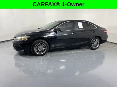 Used 2017 Toyota Camry SE image 3