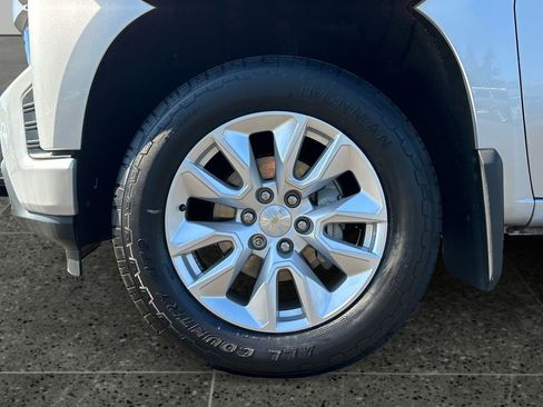 Used 2020 Chevrolet Silverado 1500 Custom w/ Custom 2.7L Value Package AWD/4WD image 5