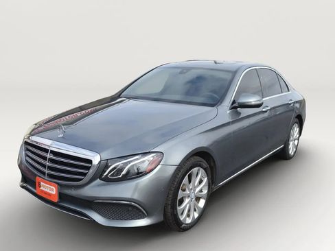 Used 2017 Mercedes-Benz E 300 4MATIC image 2