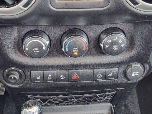 Used 2016 Jeep Wrangler Unlimited Sahara w/ Connectivity Group AWD/4WD image 17