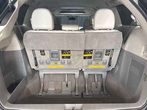 Used 2011 Toyota Sienna XLE w/ Premium Pkg AWD/4WD image 29