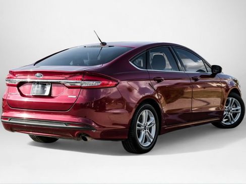 Used 2018 Ford Fusion SE w/ Fusion SE Technology Package image 5