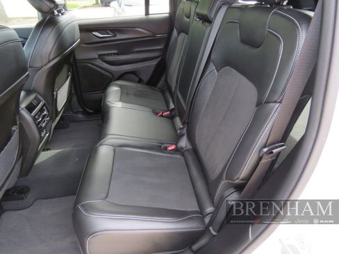 Used 2023 Jeep Grand Cherokee Altitude RWD image 15