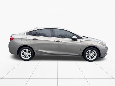 Used 2017 Chevrolet Cruze LT image 10
