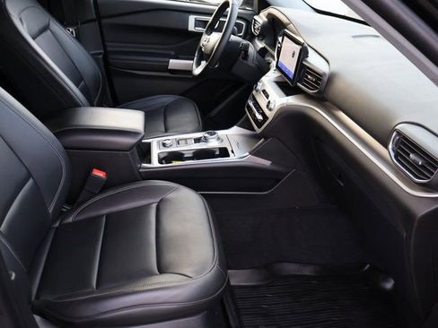 Used 2022 Ford Explorer XLT w/ Equipment Group 202A image 11