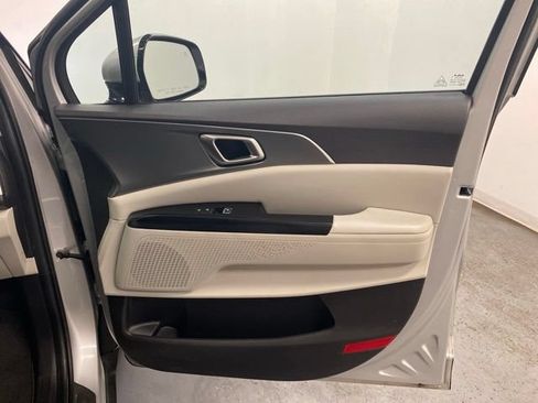 Used 2023 Kia Carnival LX FWD image 25