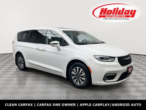 Used 2022 Chrysler Pacifica Limited w/ Uconnect Theater Family Group image 1