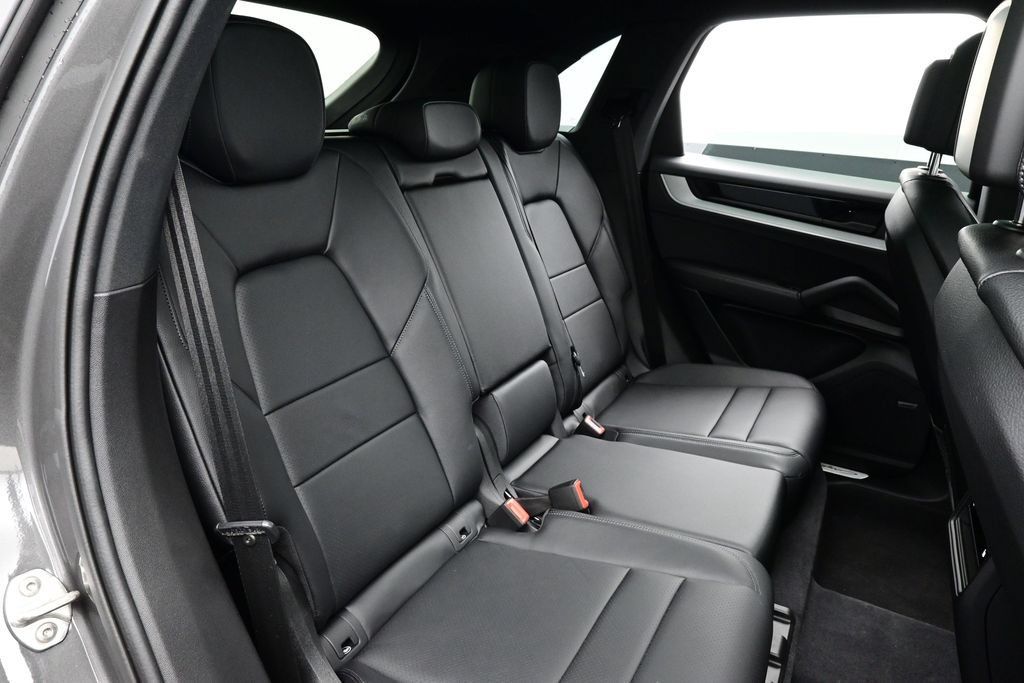 Certified 2024 Porsche Cayenne AWD/4WD image 17