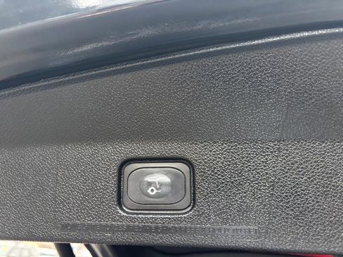 Used 2017 Ford Explorer XLT w/ Equipment Group 201A image 11