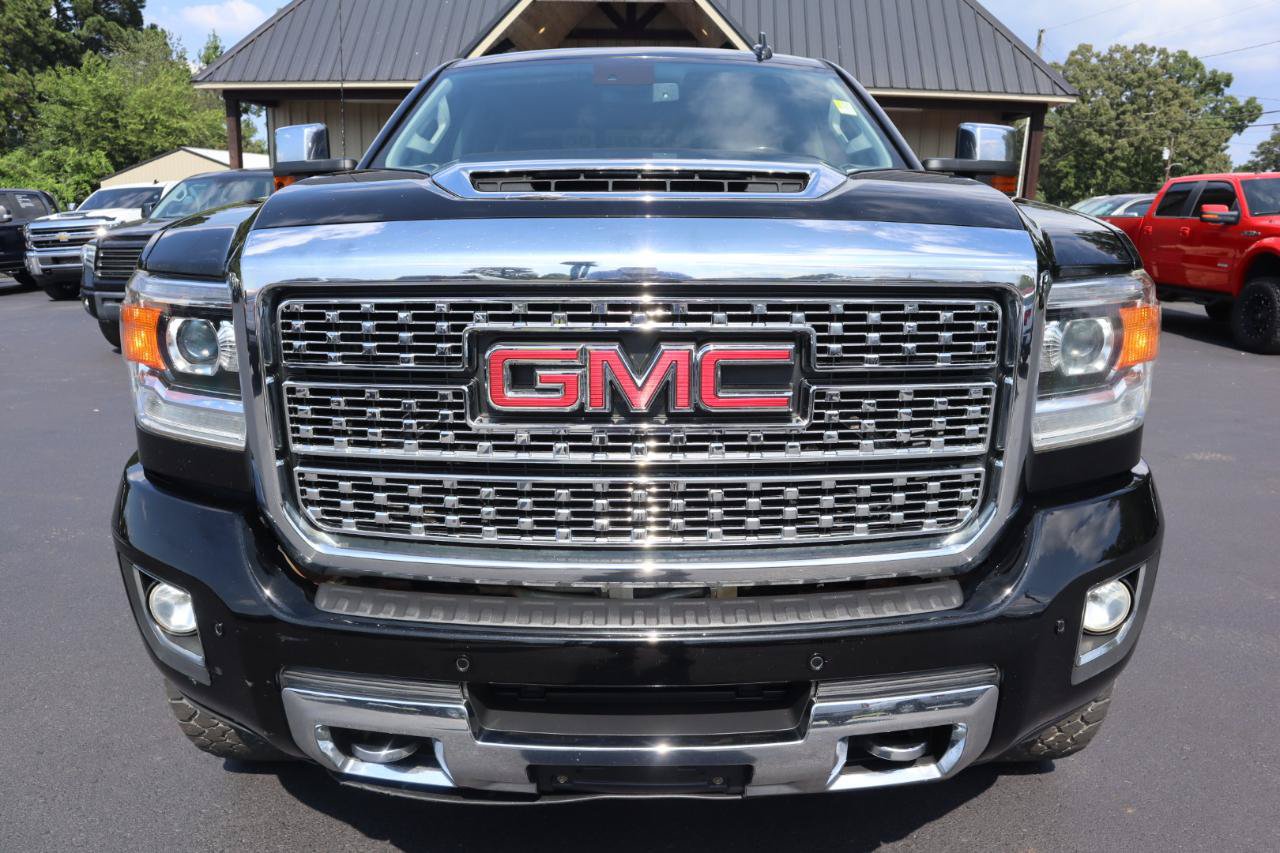 Used 2019 GMC Sierra 2500 Denali w/ Duramax Plus Package AWD/4WD image 2