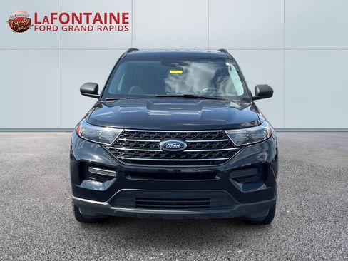 Used 2023 Ford Explorer XLT AWD/4WD image 2