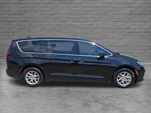 Used 2025 Chrysler Pacifica Select FWD image 13