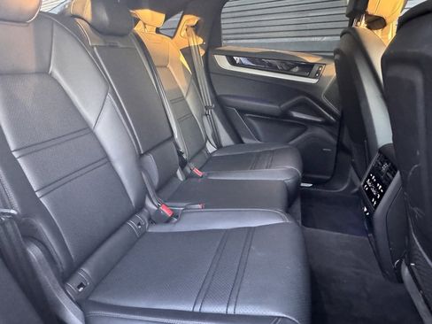 Certified 2025 Porsche Cayenne Coupe image 21