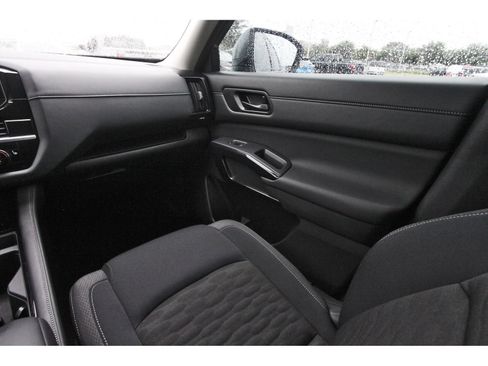 Certified 2025 Nissan Pathfinder SV FWD image 13