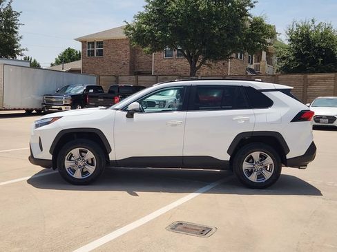 Used 2025 Toyota RAV4 XLE FWD image 12