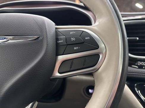Used 2020 Chrysler Pacifica Limited image 13