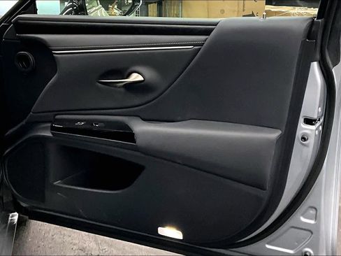 Used 2025 Lexus ES 300h w/ Premium Package image 22