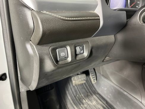 Used 2022 GMC Acadia SLE w/ Driver Convenience Package FWD image 29