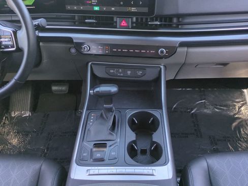 Used 2025 Kia Carnival FWD image 19