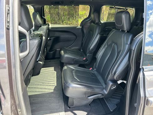 Used 2021 Chrysler Pacifica Touring-L w/ Uconnect Theater Family Group AWD/4WD image 13