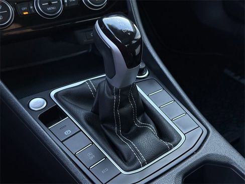 Certified 2024 Volkswagen Jetta SE w/ Panoramic Sunroof Package image 19