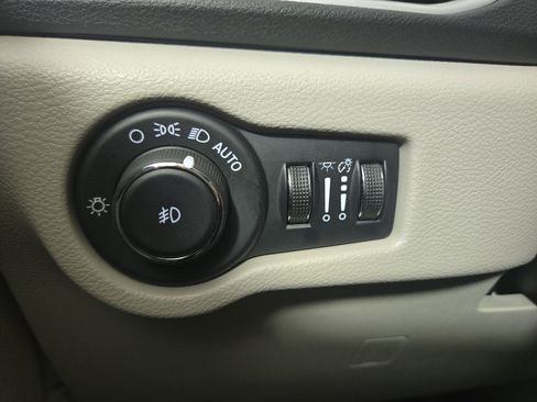 Used 2024 Chrysler Pacifica Touring-L image 25