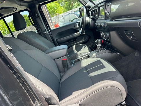 Used 2019 Jeep Wrangler Unlimited Sahara AWD/4WD image 9