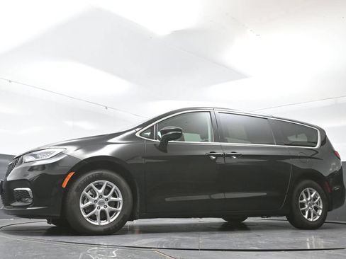 Used 2024 Chrysler Pacifica Touring-L FWD image 60