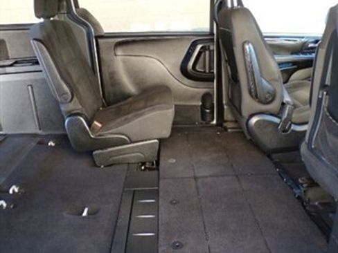 Used 2018 Dodge Grand Caravan SE image 39