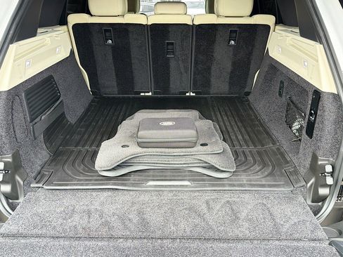 Used 2024 Land Rover Range Rover SE image 9
