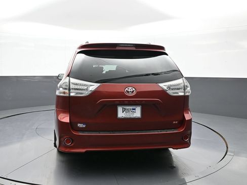 Used 2017 Toyota Sienna SE FWD image 7