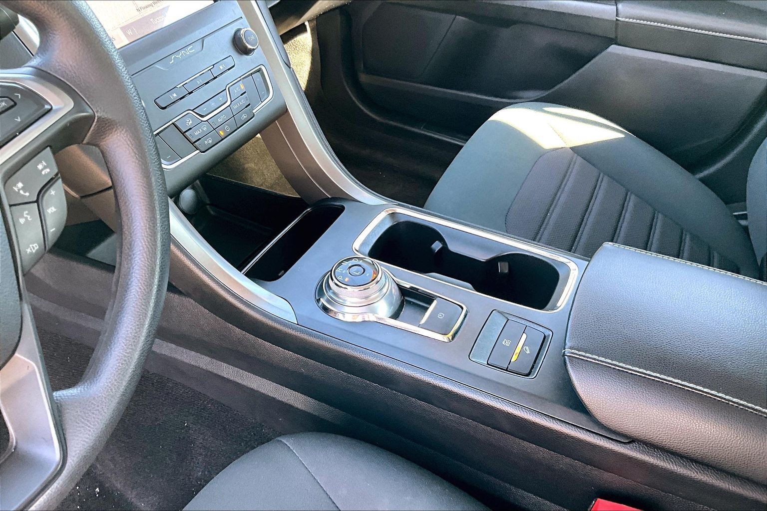 Used 2020 Ford Fusion SE FWD image 13