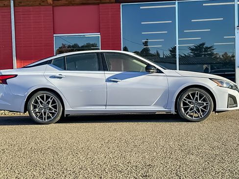 Used 2024 Nissan Altima 2.0 SR image 2