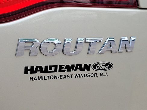 Used 2010 Volkswagen Routan SE FWD image 24