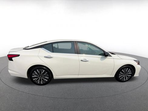 Used 2025 Nissan Altima 2.5 SV FWD image 16