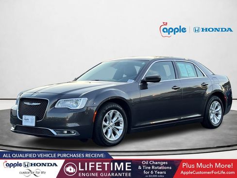 Used 2016 Chrysler 300 Limited RWD image 2