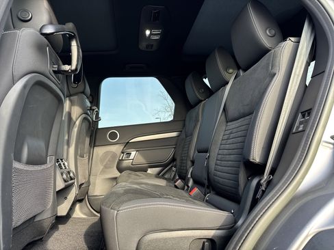 Used 2023 Land Rover Discovery S R-Dynamic image 32